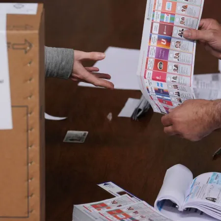 Bombazo: proyecto PRO pide voto “anticipado” y por “correspondencia” en el 2027