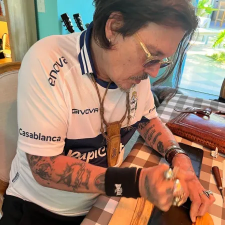 Un pirata tripero: el actor Johnny Depp apareció con una camiseta de Gimnasia