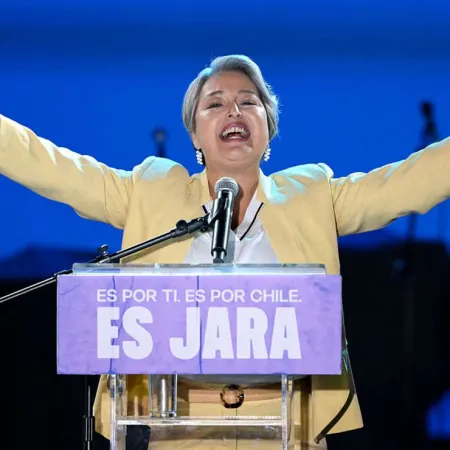 Jeannette Jara: ¿puede distanciarse de Boric y ganar el balotaje en Chile?