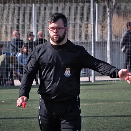 Dani Alcaraz se convierte en el primer árbitro federado con síndrome de Down en España
