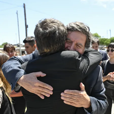 Sileoni se despide del gabinete de Kicillof: acto en Necochea y fuerte abrazo