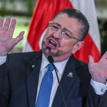 Rodrigo Chaves y la decisión que podría apagar tu radio favorita en Costa Rica