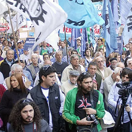 Las CTA vuelven a la calle y apuntan al Gobierno por “congelar” el salario mínimo