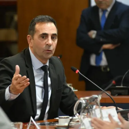 El Gobierno reabre la discusión por el salario mínimo tras seis meses de congelamiento