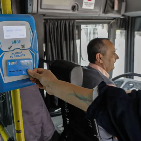 Las empresas de colectivos felicitaron a Kicillof por subir un 15% el boleto