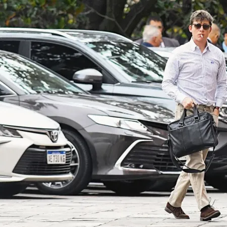 Santiago Caputo: cinco vehículos, choferes rotativos y más de $14 millones en multas