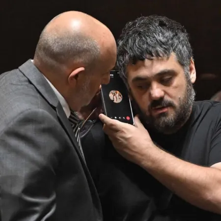 Massa al teléfono: la foto viral en medio de la urgencia de Kicillof por el endeudamiento