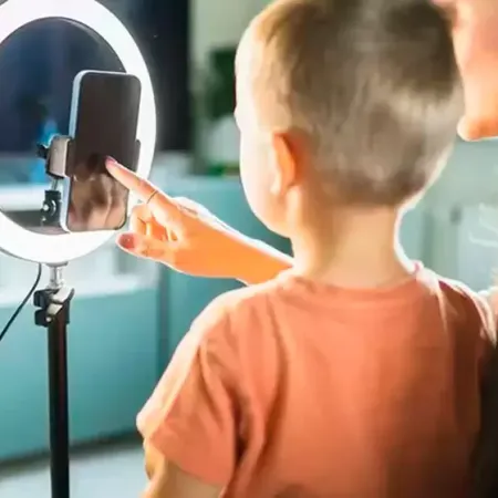 Ley de 'Kidfluencers': los padres no tocarían el dinero y regularían a TikTok