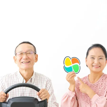 La curiosa marca que los adultos mayores deben llevar en sus autos en Japón