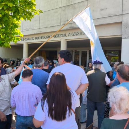 Miramar: protesta de productores, un HCD blindado por la policía y sesión suspendida 
