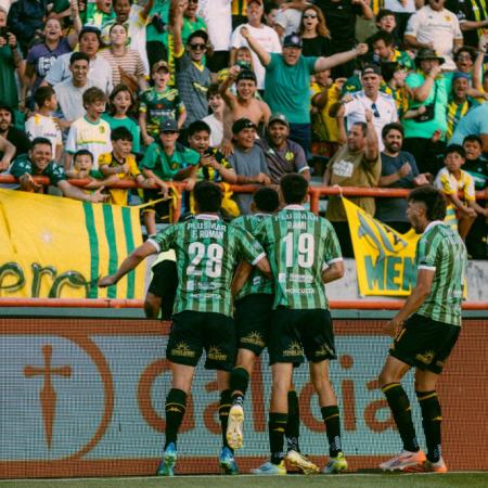 Aldosivi goleó a San Martín y aseguró su permanencia en Primera División