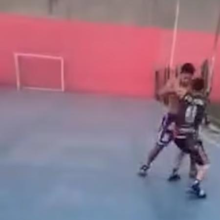 Brutal pelea en una cancha de fútbol: le pegaron una patada en la cabeza a un adolescente y quedó inconsciente