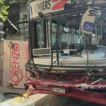 Almagro: violento choque entre colectivo de la Línea 2 y una camioneta, que volcó