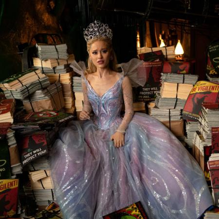 Ariana Grande revela que tiene COVID y pausa su gira promocional