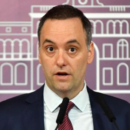 Adorni se despidió como vocero y lanzó un misterioso mensaje con una “W”