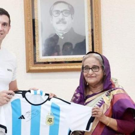 El día que Dibu Martínez visitó a la ex primera ministra de Bangladesh condenada a muerte