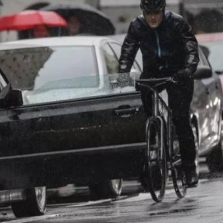 Abrió la puerta sin mirar y provocó un choque: condenaron al automovilista