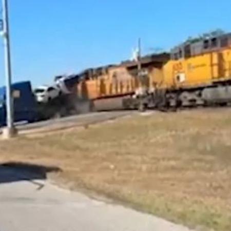 Milagro en Santa Fe: chocan una formación de tren y un camión, el chofer resultó ileso