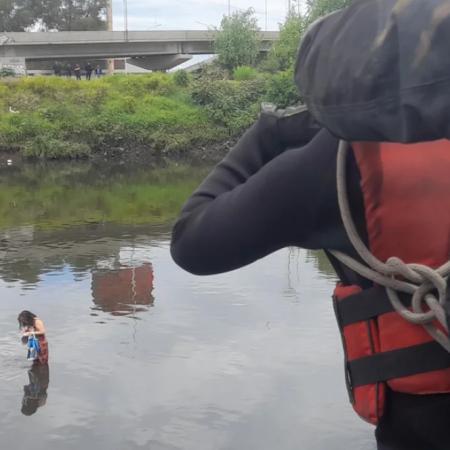 Villa Lugano: bomberos de la Ciudad rescatan a una mujer que cayó al Riachuelo