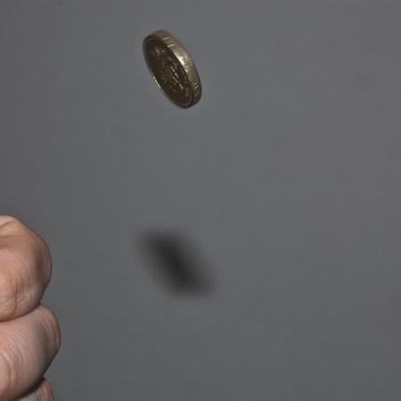 El día que una moneda eligió un candidato en Perú: qué hay detrás de esa escena