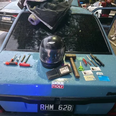 Cayeron en Belgrano tras robar una moto: los atraparon cuando huían en un Fiat Duna celeste