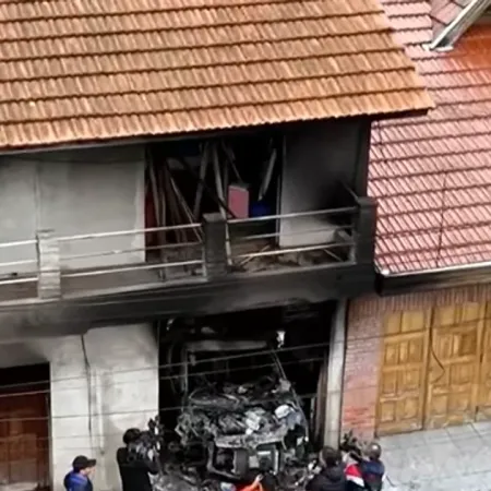 Lanús: explota auto en cochera y un hombre lucha por su vida en el Hospital Evita