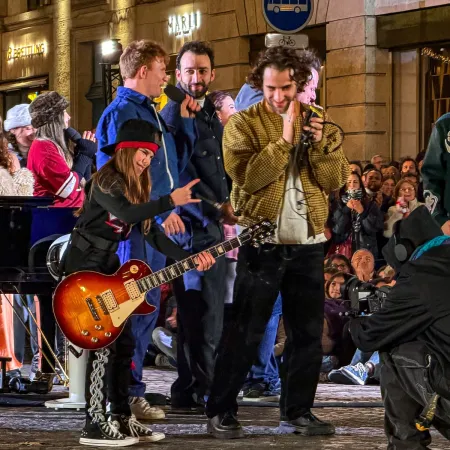 París deslumbra con un flashmob de cien músicos en el inicio de la Navidad en Europa