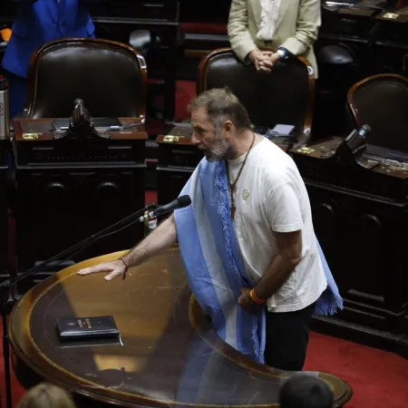 El llamativo juramento del cura de Cristina con guiños a Francisco y las Abuelas