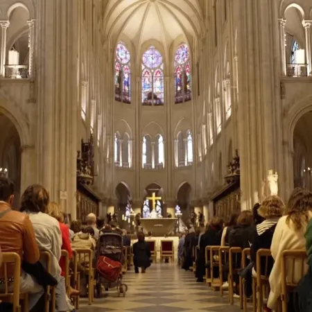 El carpintero que ayudó a salvar Notre Dame celebró su boda dentro de la catedral