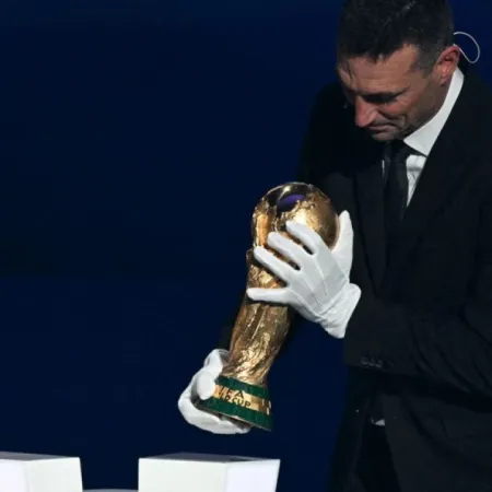 Con guantes blancos, Lionel Scaloni devolvió la Copa Mundial de Fútbol de la FIFA
