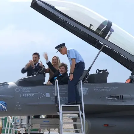 Un F-16 lució un sticker con el león de Milei