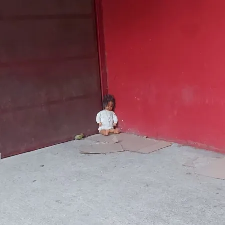 Gimnasia vs. Estudiantes: la muñeca en UNO y el misterioso hincha que tiró sal