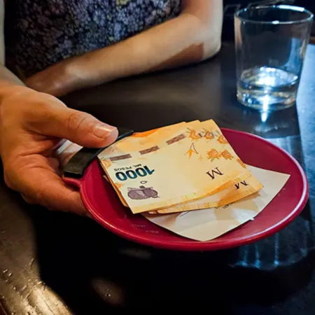 Propinas y ticket "transparente" en bares y hoteles: el proyecto que ingresó al Congreso