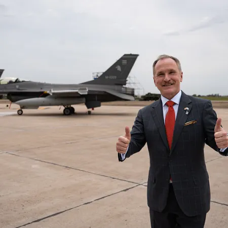 El embajador Peter Lamelas acompaña el hito: los F-16 reconfiguran el poder aéreo de Argentina