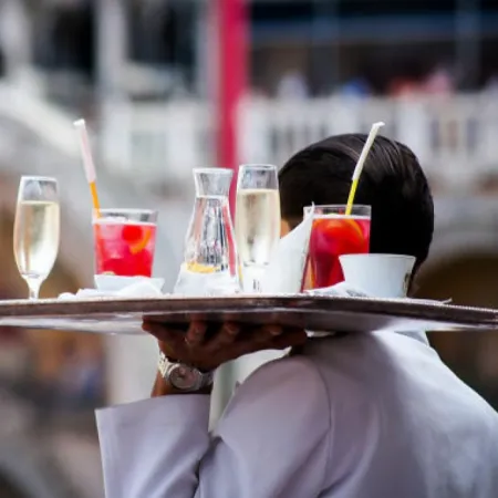 Vacaciones, propinas, salarios dolarizados y más: 12 puntos clave de la reforma laboral