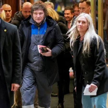 Milei sorprendió en Oslo con un mameluco de YPF