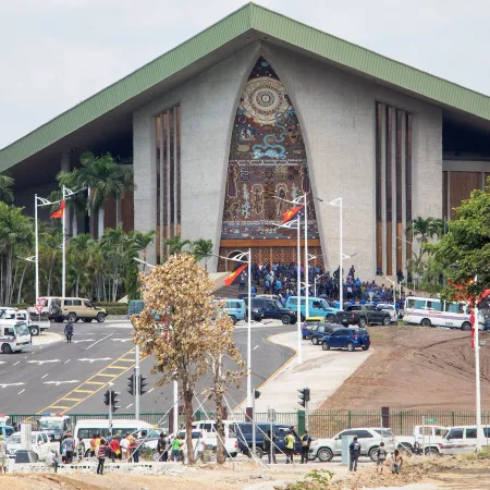 Papúa Nueva Guinea evalúa reemplazar a Carlos III como jefe de Estado