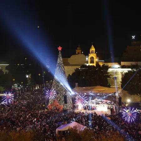 El árbol de Navidad volvió a brillar en la ciudad de Belén tras dos años de silencio