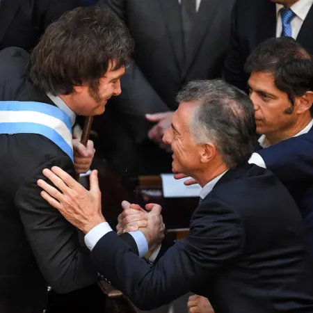 Milei y dos alternativas para su recta final: Néstor Kirchner o Mauricio Macri