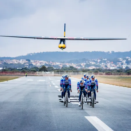 No es IA: ciclistas del Red Bull Bora remolcan y lanzan al aire una avioneta