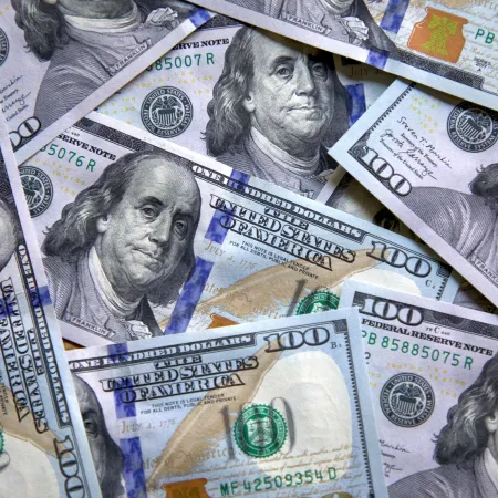 El dólar cede, en medio de rumores de ventas del BCRA