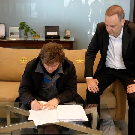 Vuelta relámpago de Milei: polémicos 25.000 km y firma inmediata de un proyecto clave