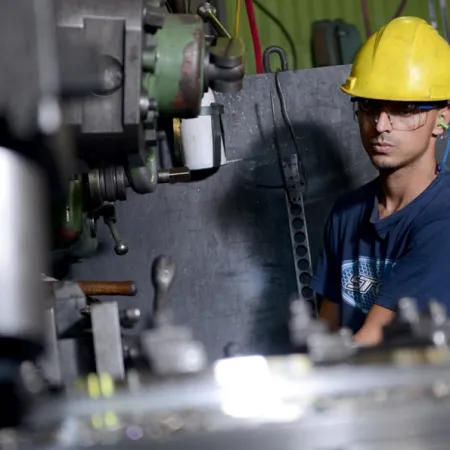 Reforma laboral de Milei: cómo será el blanqueo de empleados y la condonación de deudas