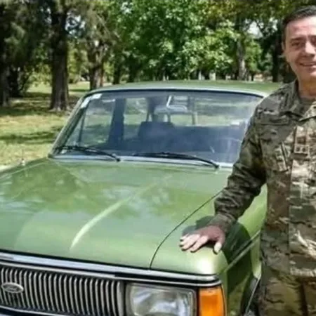 La foto del ministro Presti con un Ford Falcon verde es falsa