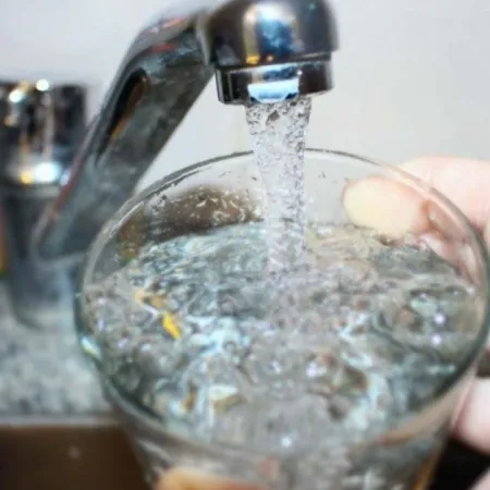 Agua garantizada aunque no pagues: qué propone el polémico proyecto en Diputados