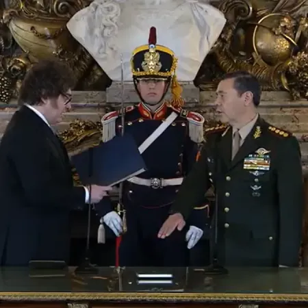 El teniente general Carlos Alberto Presti juró como ministro de Defensa