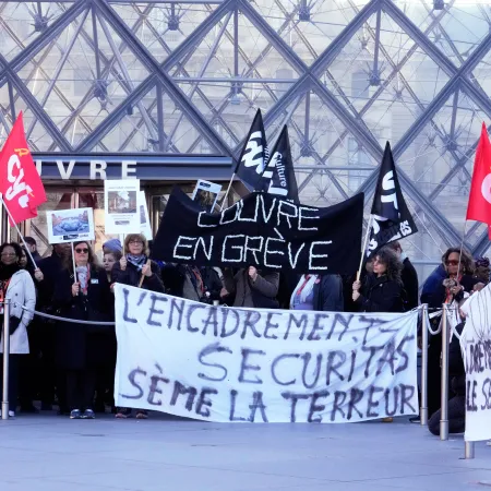 El Louvre cierra en París tras huelga de empleados por condiciones y seguridad