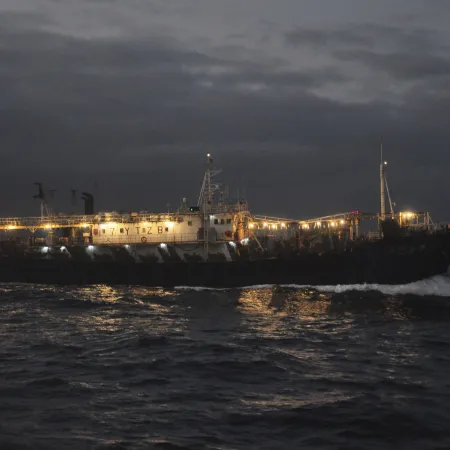 La Unión Europea sanciona facilitadores del transporte encubierto de petróleo ruso