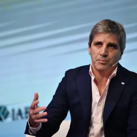 Caputo explicó los cambios en las bandas y defendió el plan de acumulación de reservas