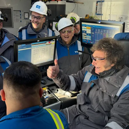 El mameluco de YPF que ya es marca Milei: qué contó sobre su uso diario